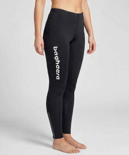 Kvinnlig modell visar ett par svarta löpartights . Modellen strår framifrån i en studio med ljusgrå bakgrund.