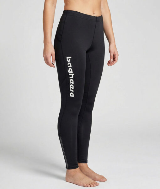 Kvinnlig modell visar ett par svarta löpartights . Modellen strår framifrån i en studio med ljusgrå bakgrund.