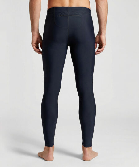 Manlig modell visar ett par svarta långa tights. Modellen står bakifrån i en studio med ljusgrå bakgrund.