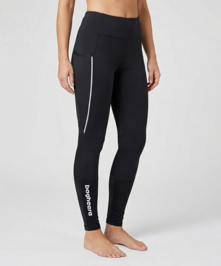 Kvinnlig modell visar ett par svarta slitstark trail tights. Modellen står framifrån i en studio med ljusgrå bakgrund.