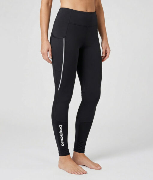 Kvinnlig modell visar ett par svarta slitstark trail tights. Modellen står framifrån i en studio med ljusgrå bakgrund.