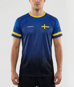 Manlig modell visar en blå luftig orienterings t-shirt för herr. Svenska flaggan. Modellen står framifrån i en studio med ljusgrå bakgrund.