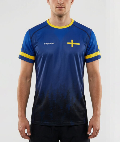 Manlig modell visar en blå luftig orienterings t-shirt för herr. Svenska flaggan. Modellen står framifrån i en studio med ljusgrå bakgrund.
