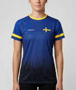 Kvinlig modell visar en blå luftig orienterings t-shirt för dam. Svenska flaggan. Modellen står framifrån i en studio med ljusgrå bakgrund.