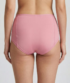 Kvinlig modell visar rosa Smooth Hipsters damtrosor. Bilden visar modellen bakifrån i en studio med grå bakgrund.