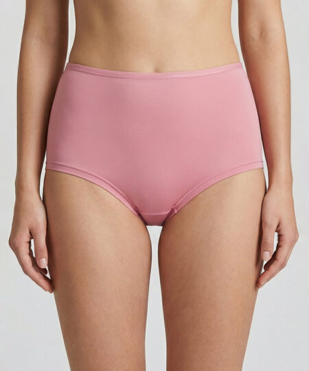 Kvinlig modell visar rosa Smooth Hipsters damtrosor. Bilden visar modellen framifrån i en studio med grå bakgrund.