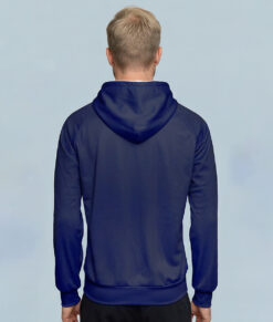 Manlig modell visar en marinblå klassisk bagheera montana wct hoodie herr. Modellen står bakifrån i en studio med ljusblå bakgrund.