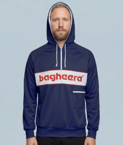 Manlig modell visar en marinblå klassisk bagheera montana wct hoodie herr. Modellen står framifrån med huvan på i en studio med ljusblå bakgrund.