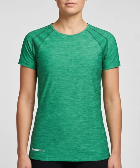Kvinlig modell visar en mörkgrön Melange tränings t-shirt. Modellen visar t-shirten framifrån i en studio med ljusgrå bakgrund.