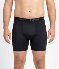 Manlig modell visar ett par svarta Smooth boxer herrkalsonger. Bilden visar modellen framifrån i en studio med grå bakgrund.