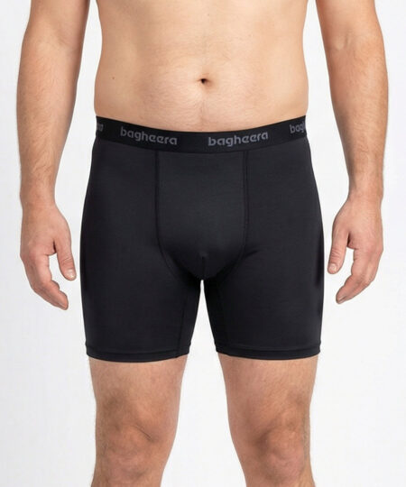 Manlig modell visar ett par svarta Smooth boxer herrkalsonger. Bilden visar modellen framifrån i en studio med grå bakgrund.