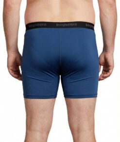 Blåa Boxershorts i ett tunt och behagligt funktionsmaterial som med fördel kan bäras vid aktiviteter där extra bra fukttransport behövs. Bilden visar en manlig modell bakifrån.