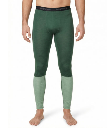 Gröna Merino Brisk underställsbyxor i merino och lyocelblandning för maximal fukttransport. Bilden visar en modell framifrån.