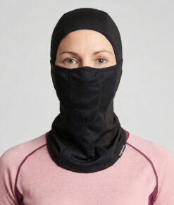 Svart Soft Combo Balaclava har ett vindtätt membran framtill, perfekt vid kyliga förhållanden. Bilden visar en kvinlig modell framifrån.