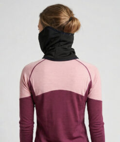 Turtle Neck Pro är ett bekvämt skydd för ansikte och hals under kyliga förhållanden. Den centrerad meshdelen gör att du kan andas obehindrat trots att mun och näsa är skyddade. Smart lösning vid öronen håller produkten bra på plats. Bilden visar en kvinlig modell bakifrån.