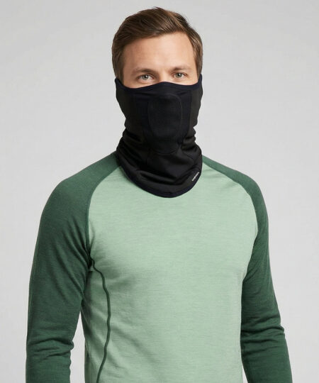 Turtle Neck Pro är ett bekvämt skydd för ansikte och hals under kyliga förhållanden. Den centrerad meshdelen gör att du kan andas obehindrat trots att mun och näsa är skyddade. Smart lösning vid öronen håller produkten bra på plats. Bilden visar en manlig modell framifrån.