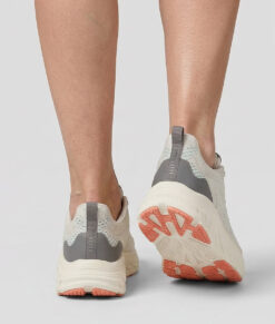 Kvinlig modell visar en sandfärgad bagheera storm löparsko. Modellen står bakifrån i en studio med ljusgrå bakgrund.