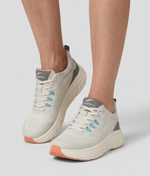 Kvinlig modell visar en sandfärgad bagheera storm löparsko. Modellen står framifrån i en studio med ljusgrå bakgrund.