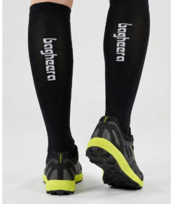 Modell visar svarta limefärgade bagheera claw x1 orienterings-skor. Modellen står bakifrån i en studio med ljusgrå bakgrund.