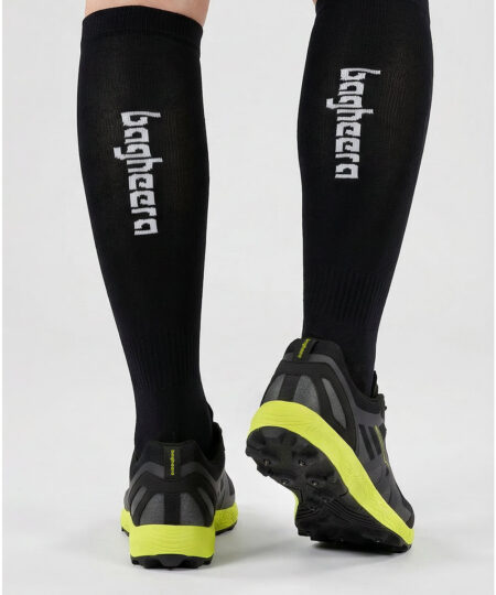 Modell visar svarta limefärgade bagheera claw x1 orienterings-skor. Modellen står bakifrån i en studio med ljusgrå bakgrund.