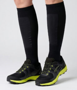 Modell visar svarta limefärgade bagheera claw x1 orienterings-skor. Modellen står framifrån i en studio med ljusgrå bakgrund.