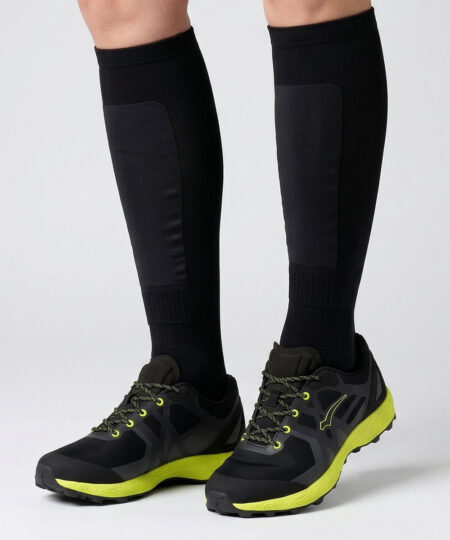 Modell visar svarta limefärgade bagheera claw x1 orienterings-skor. Modellen står framifrån i en studio med ljusgrå bakgrund.