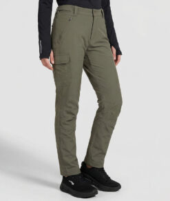 Kvinnlig modell visar ett par skogsgröna långa friluftsbyxor. Modellen strår framifrån i en studio med ljusgrå bakgrund.