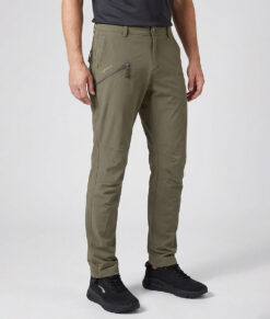 Manlig modell visar ett par skogsgröna långa friluftsbyxor. Modellen strår framifrån i en studio med ljusgrå bakgrund.