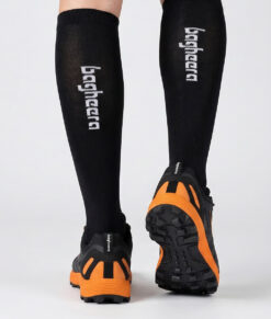 Modell visar svarta orangefärgade bagheera feral r1 orienterings-skor. Modellen står bakifrån i en studio med ljusgrå bakgrund.