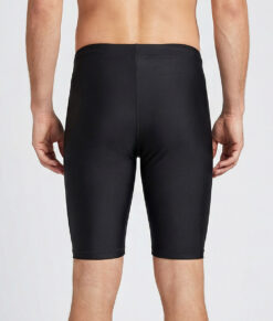 Manlig modell visar ett par svarta korta tights. Modellen står bakifrån i en studio med ljusgrå bakgrund.