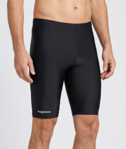 Manlig modell visar ett par svarta korta tights. Modellen står framifrån i en studio med ljusgrå bakgrund.