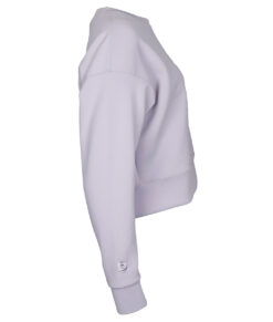 Cloud lavendelfärgad långärmad tröja i kortare modell visad från sidan