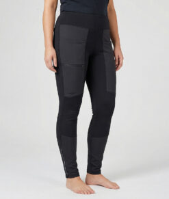 Kvinnlig modell visar ett par svarta slitstark trail tights. Modellen står framifrån i en studio med ljusgrå bakgrund.