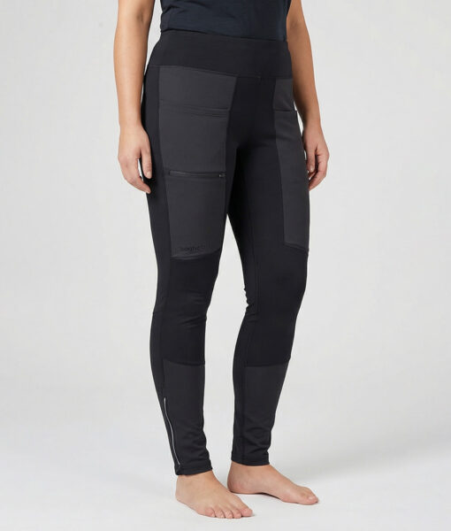 Kvinnlig modell visar ett par svarta slitstark trail tights. Modellen står framifrån i en studio med ljusgrå bakgrund.