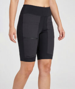 Kvinnlig modell visar ett par svarta slitstark korta trail tights. Modellen står framifrån i en studio med ljusgrå bakgrund.
