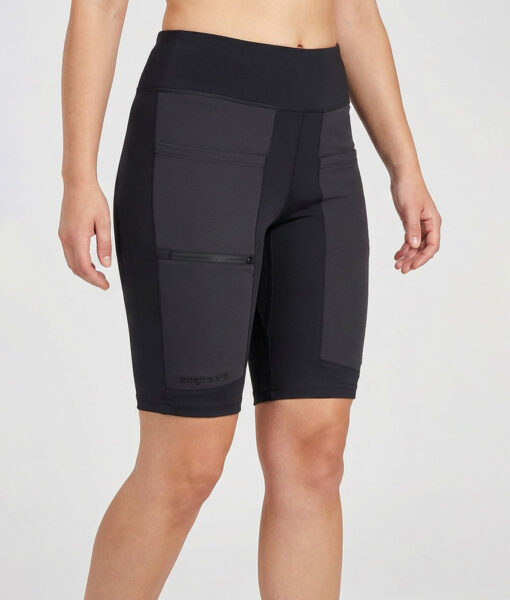 Kvinnlig modell visar ett par svarta slitstark korta trail tights. Modellen står framifrån i en studio med ljusgrå bakgrund.