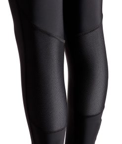 Hellånga, svarta juniortights i ett slitstakt material som passar utmärk till löpning i varierande miljöer. Bilden visar meshen på baksidan av knävecken.