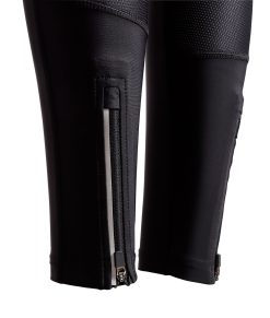 Hellånga, svarta juniortights i ett slitstakt material som passar utmärk till löpning i varierande miljöer. Bilden visar dragkedjan i benslutet.