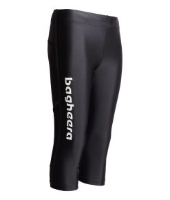 Trekvartslånga, svarta juniortights i ett slitstakt material som passar utmärk till löpning i varierande miljöer. Bilden är visad snett framifrån.