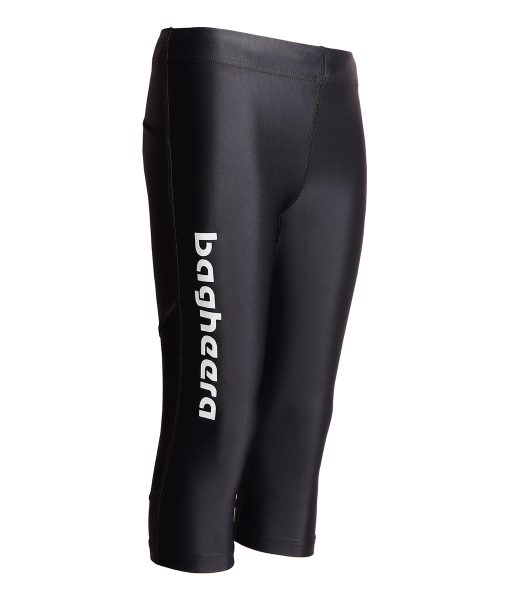 Trekvartslånga, svarta juniortights i ett slitstakt material som passar utmärk till löpning i varierande miljöer. Bilden är visad snett framifrån.