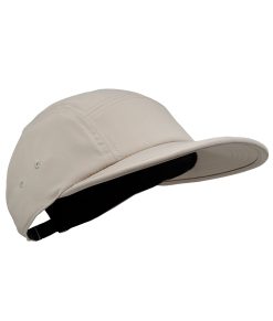 Sandfärgad löparkeps i 5-panelsmodell keps med platt skärm. Gjord i snabbtorkande polyester med god fukttransport. Visad snett framifrån.