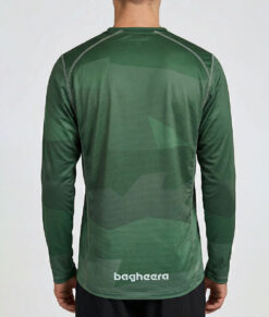 Manlig modell visar en mörkgrön långärmad orienteringströja för herr. Modellen står bakifrån i en studio med ljusgrå bakgrund.