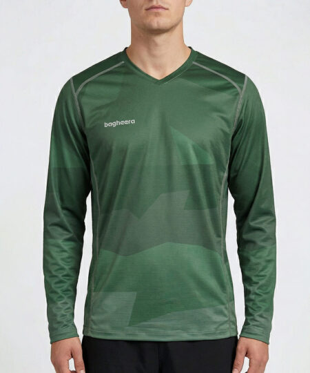 Manlig modell visar en mörkgrön långärmad orienteringströja för herr. Modellen står framifrån i en studio med ljusgrå bakgrund.