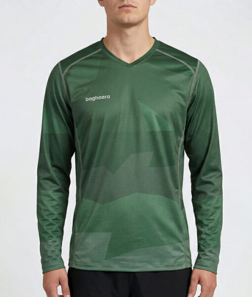 Manlig modell visar en mörkgrön långärmad orienteringströja för herr. Modellen står framifrån i en studio med ljusgrå bakgrund.