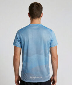 Manlig modell visar en duvblå luftig orienterings t-shirt i för herr. Modellen står bakifrån i en studio med ljusgrå bakgrund.