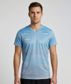 Manlig modell visar en duvblå luftig orienterings t-shirt i för herr. Modellen står framifrån i en studio med ljusgrå bakgrund.