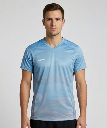 Manlig modell visar en duvblå luftig orienterings t-shirt i för herr. Modellen står framifrån i en studio med ljusgrå bakgrund.