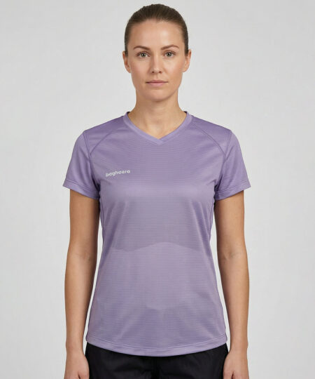 Kvinlig modell visar en lavendelfärgad luftig orienterings t-shirt i för dam. Modellen står framifrån i en studio med ljusgrå bakgrund.