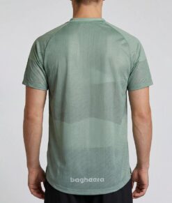 Manlig modell visar en ljusgrön luftig orienterings t-shirt i unisexmodell. Modellen står bakifrån i en studio med ljusgrå bakgrund.