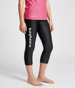 En tjejmodell på 12 år visar ett par svarta 3/4 långa race tights. Modellen står framifrån i en studio med ljusgrå bakgrund.